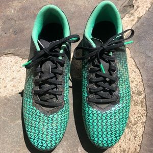 Under Armour Soccer Cleats Youth Size 4.5 Teal